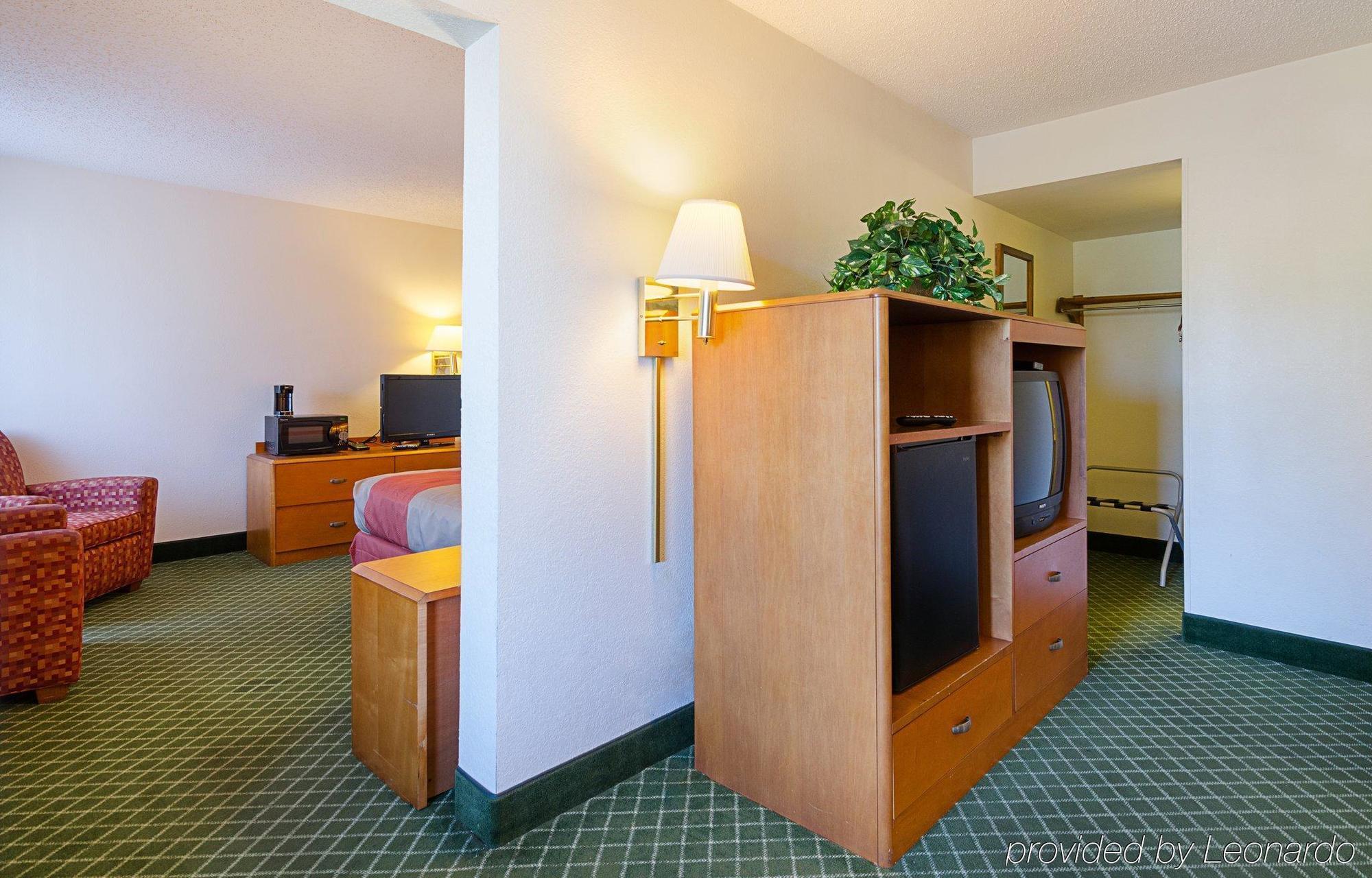 Econo Lodge Inn & Suites Джонсон Сити Экстерьер фото