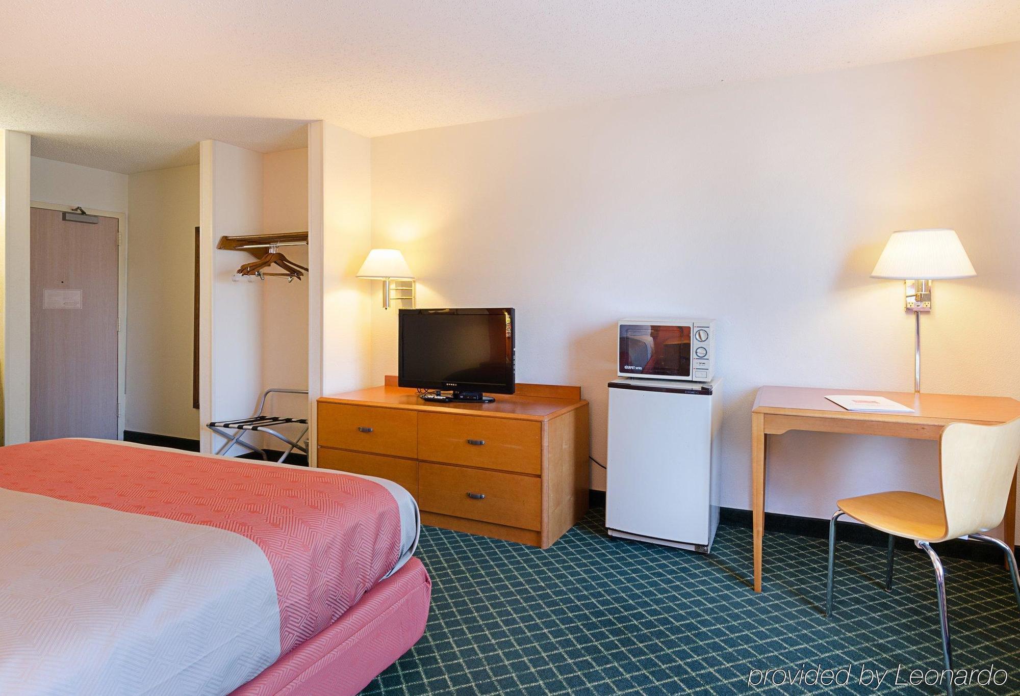 Econo Lodge Inn & Suites Джонсон Сити Экстерьер фото