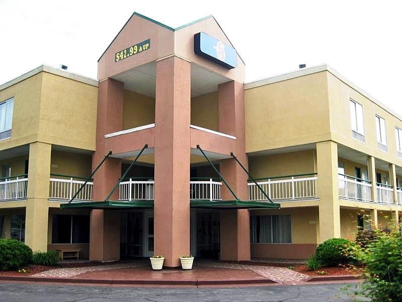 Econo Lodge Inn & Suites Джонсон Сити Экстерьер фото