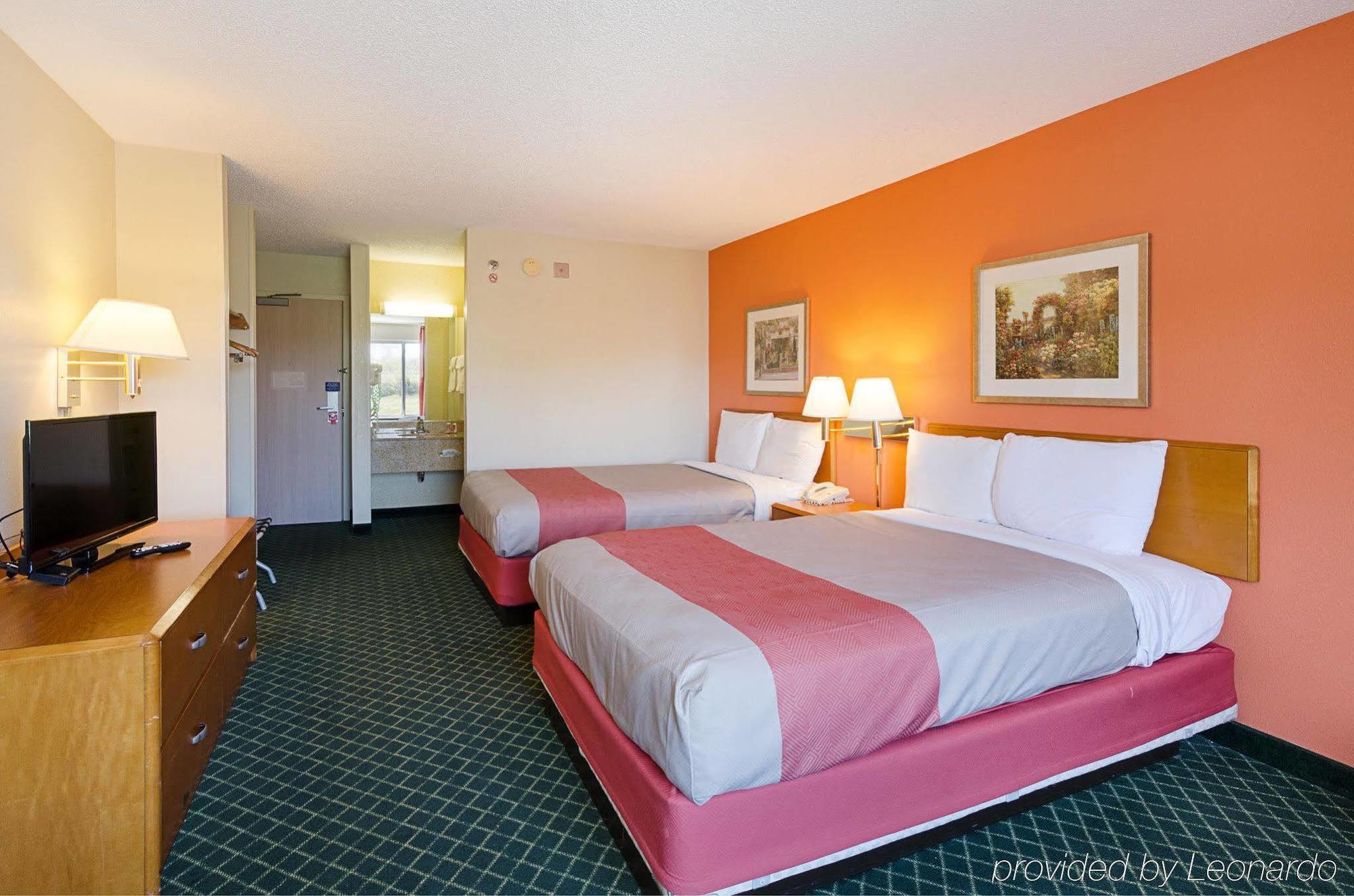 Econo Lodge Inn & Suites Джонсон Сити Экстерьер фото