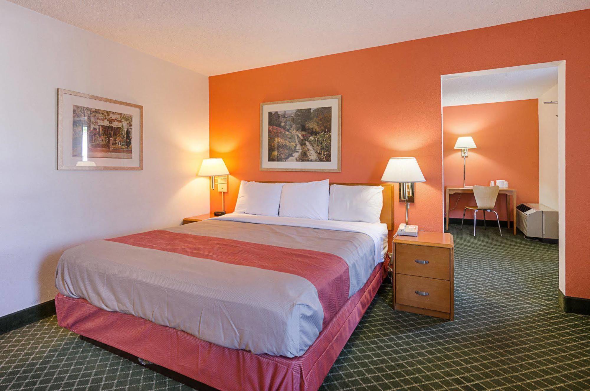 Econo Lodge Inn & Suites Джонсон Сити Экстерьер фото