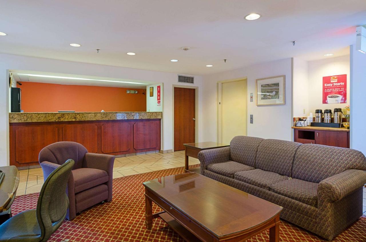 Econo Lodge Inn & Suites Джонсон Сити Экстерьер фото